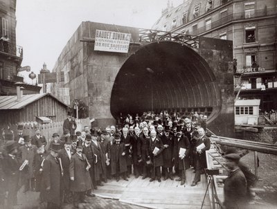 Engelsk delegation på besøg i Paris under opførelsen af metroen, ca. 1905 af French Photographer